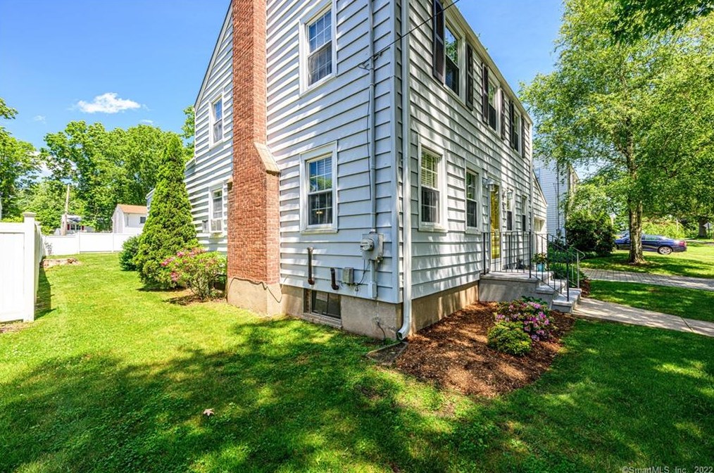 72 Hall St, New Haven CT 06516-3720 exterior