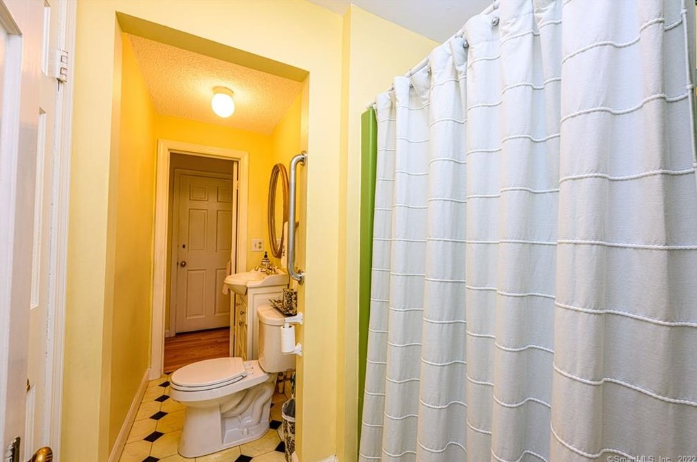 72 Hall St, New Haven CT 06516-3720 exterior