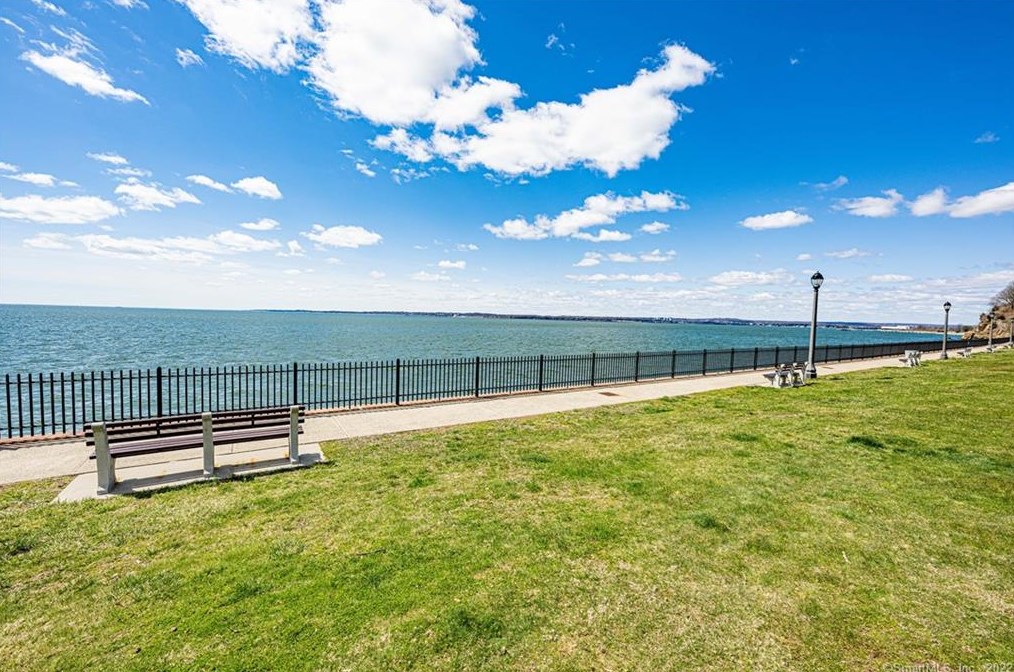 72 Hall St, New Haven CT 06516-3720 exterior