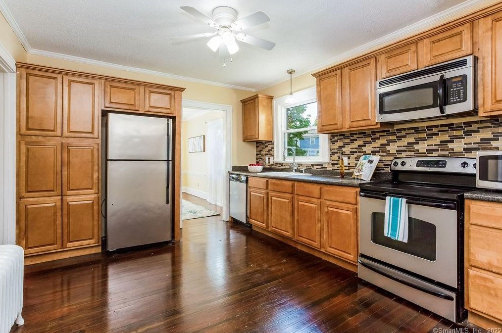 126 Palm St, Hartford CT 06112-1355 exterior