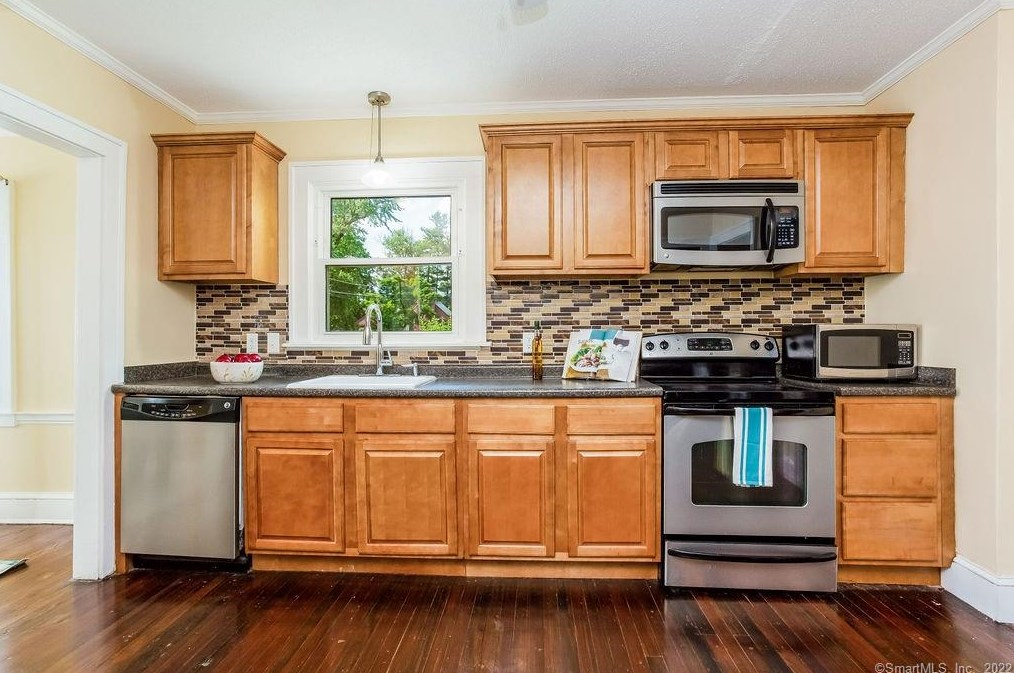 126 Palm St, Hartford CT 06112-1355 exterior