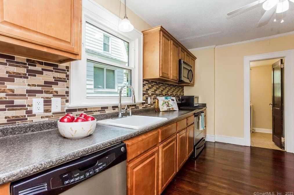 126 Palm St, Hartford CT 06112-1355 exterior