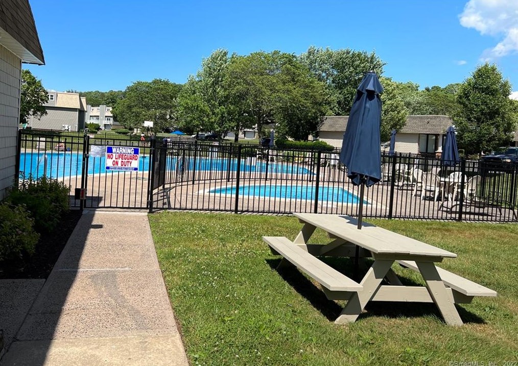 39 Meetinghouse Vlg, Meriden CT  06450-6728 exterior