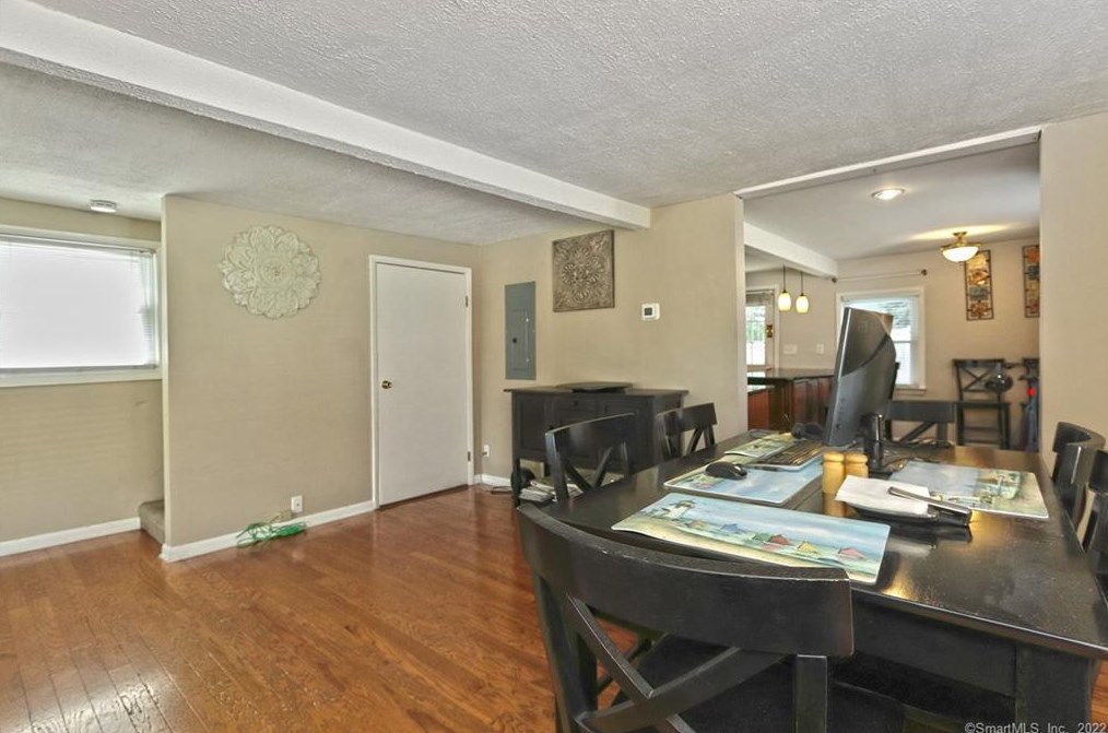 398 Ocean Ave, New Haven CT 06516-6842 exterior