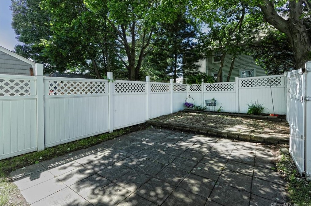 398 Ocean Ave, New Haven CT 06516-6842 exterior