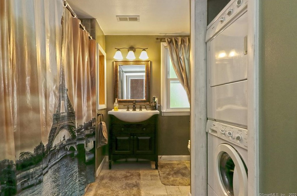 398 Ocean Ave, New Haven CT 06516-6842 exterior