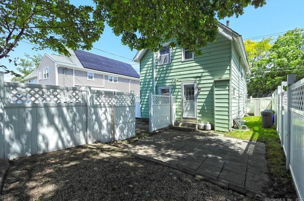 398 Ocean Ave, New Haven CT 06516-6842 exterior