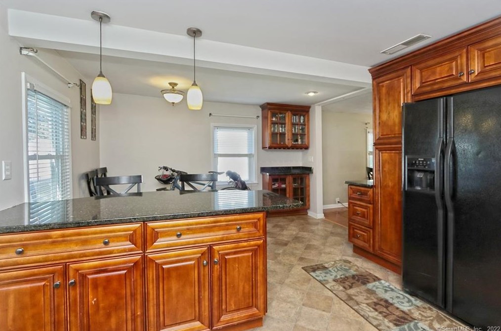 398 Ocean Ave, New Haven CT 06516-6842 exterior