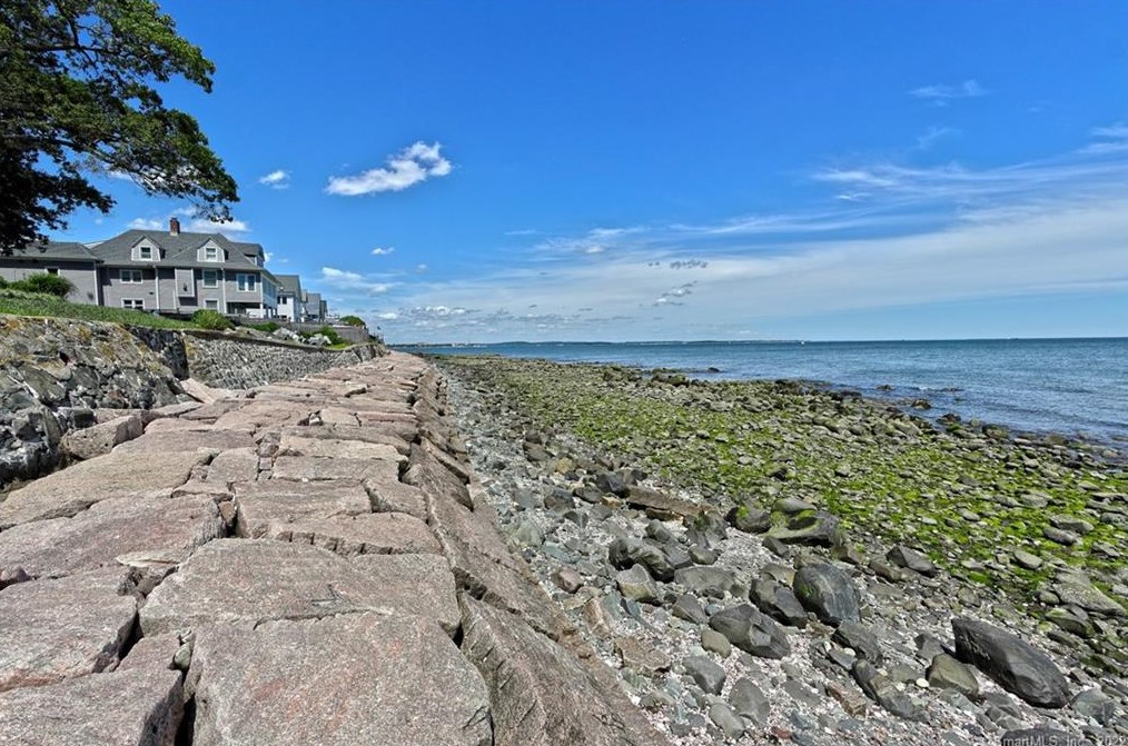 398 Ocean Ave, New Haven CT 06516-6842 exterior