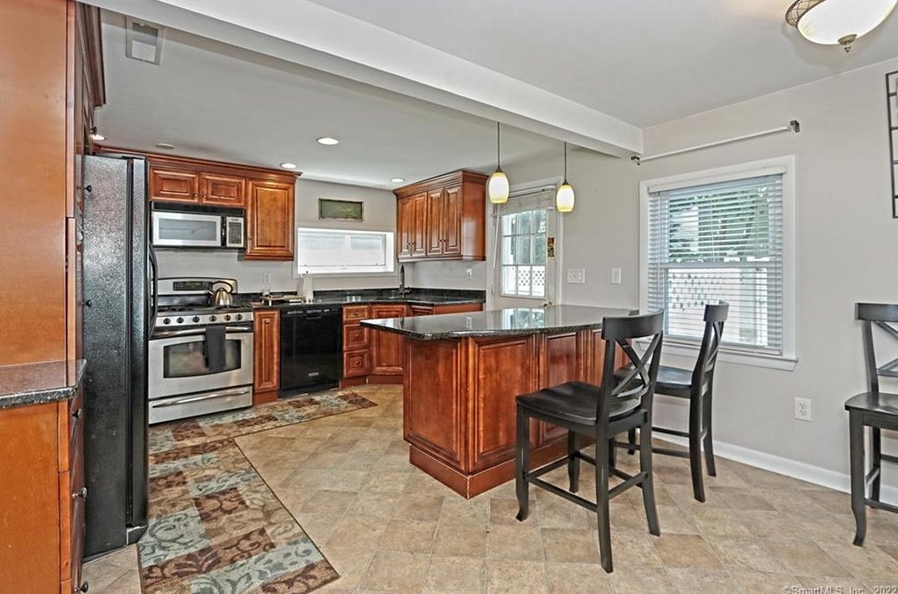 398 Ocean Ave, New Haven CT 06516-6842 exterior