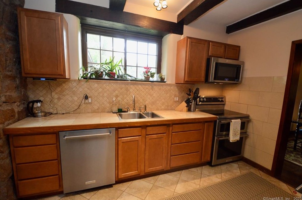 25 Howard St, New Haven CT 06513-4036 exterior