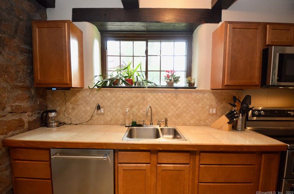 25 Howard St, New Haven CT 06513-4036 exterior