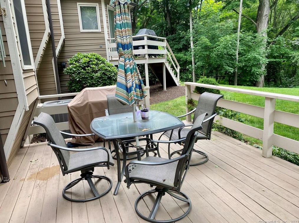 7 Meeting House Ln, Huntington CT  06484-2868 exterior