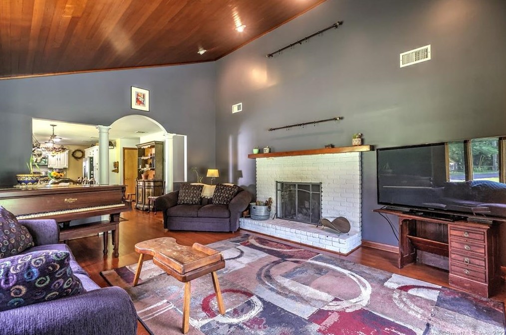 37 Acorn Hl Rd, New Haven CT 06525-1019 exterior