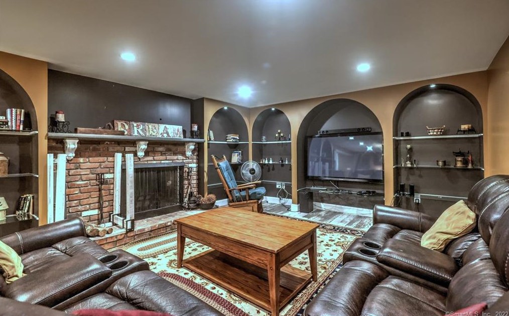 37 Acorn Hl Rd, New Haven CT 06525-1019 exterior