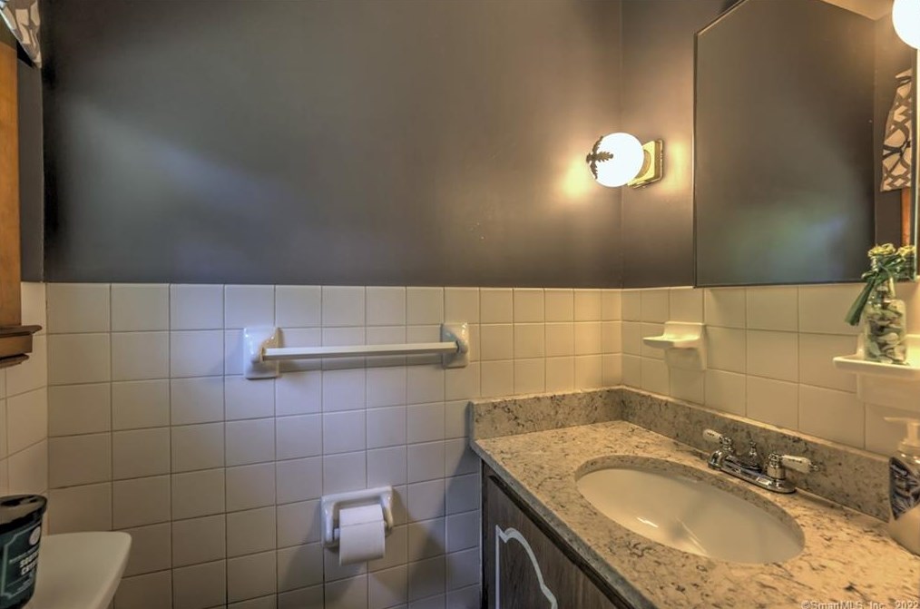 37 Acorn Hl Rd, New Haven CT 06525-1019 exterior