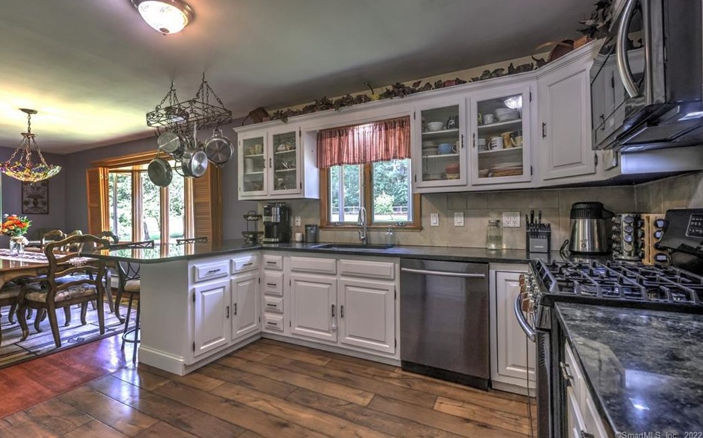 37 Acorn Hl Rd, New Haven CT 06525-1019 exterior