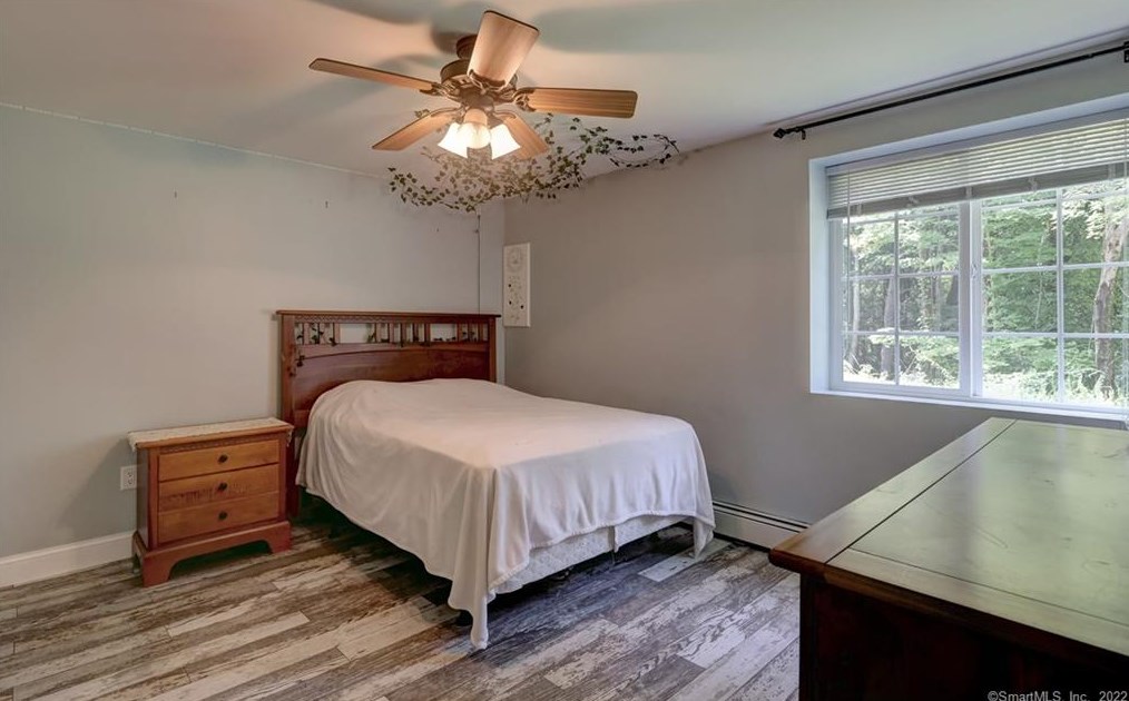 37 Acorn Hl Rd, New Haven CT 06525-1019 exterior