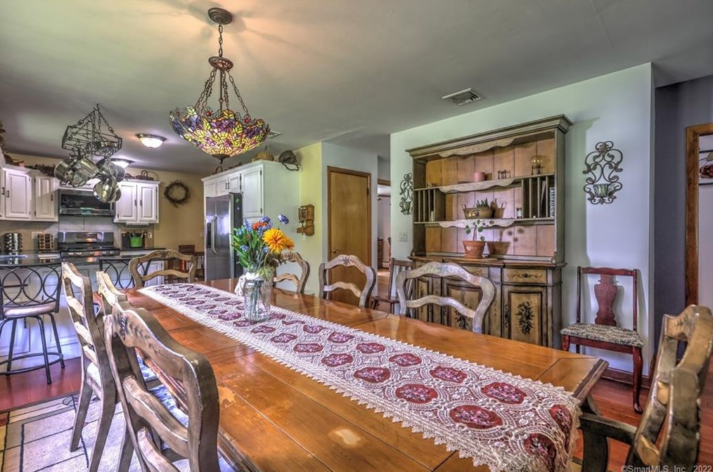 37 Acorn Hl Rd, New Haven CT 06525-1019 exterior