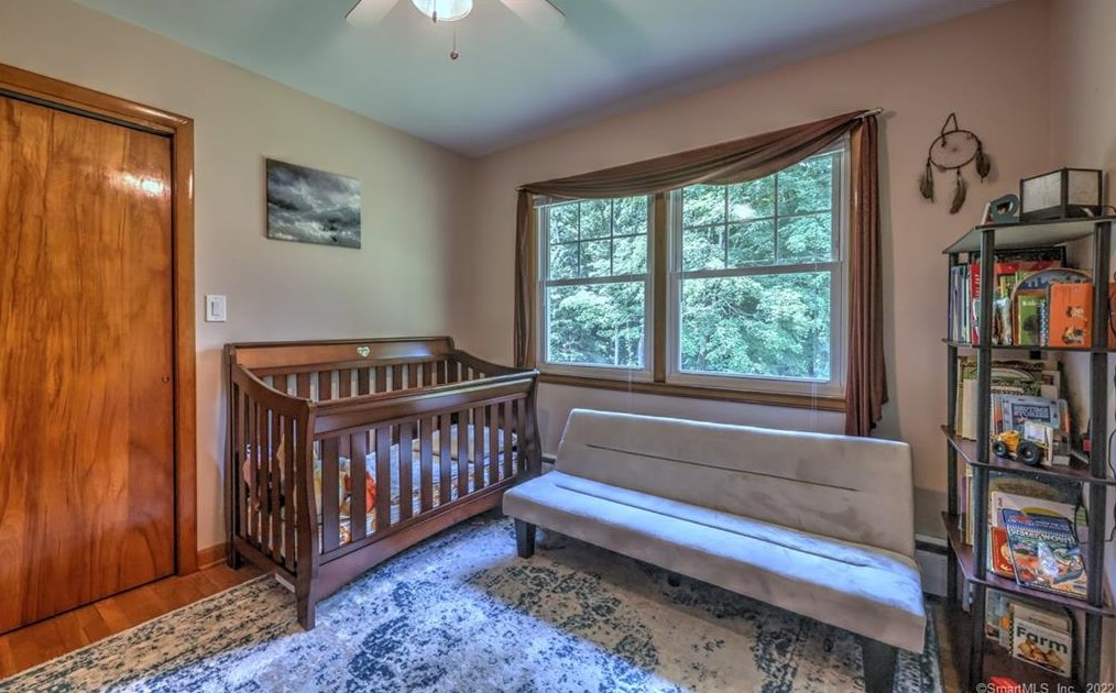 37 Acorn Hl Rd, New Haven CT 06525-1019 exterior