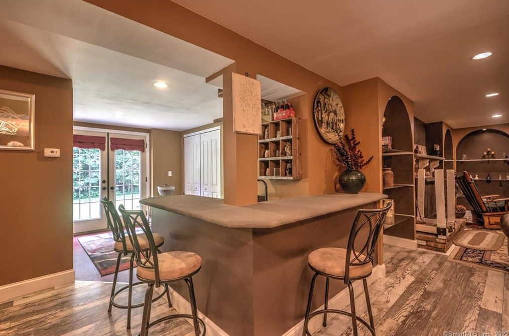 37 Acorn Hl Rd, New Haven CT 06525-1019 exterior