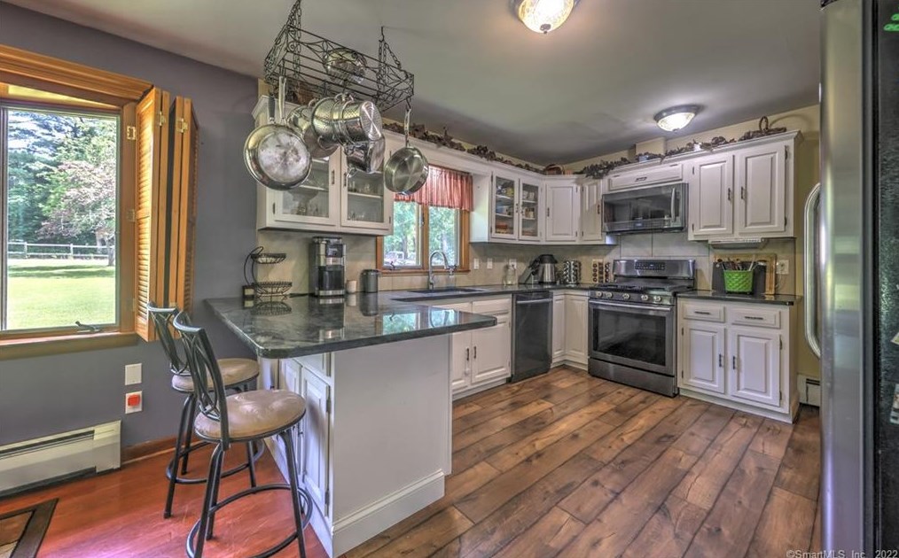 37 Acorn Hl Rd, New Haven CT 06525-1019 exterior