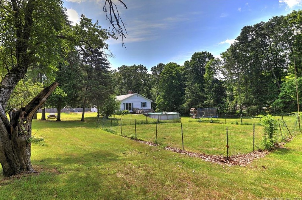 37 Acorn Hl Rd, New Haven CT 06525-1019 exterior