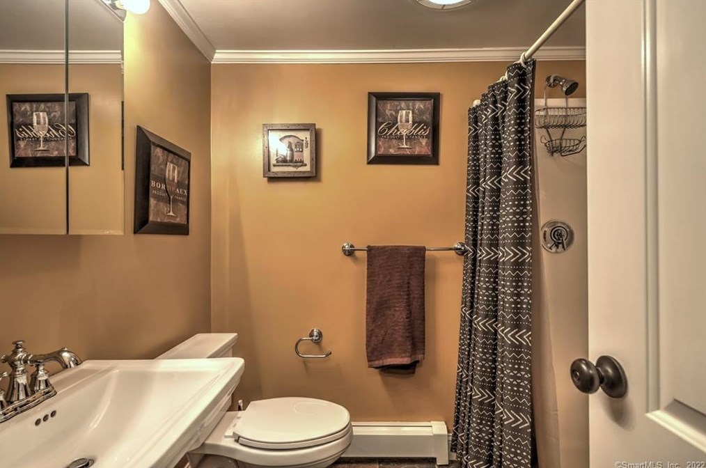 37 Acorn Hl Rd, New Haven CT 06525-1019 exterior