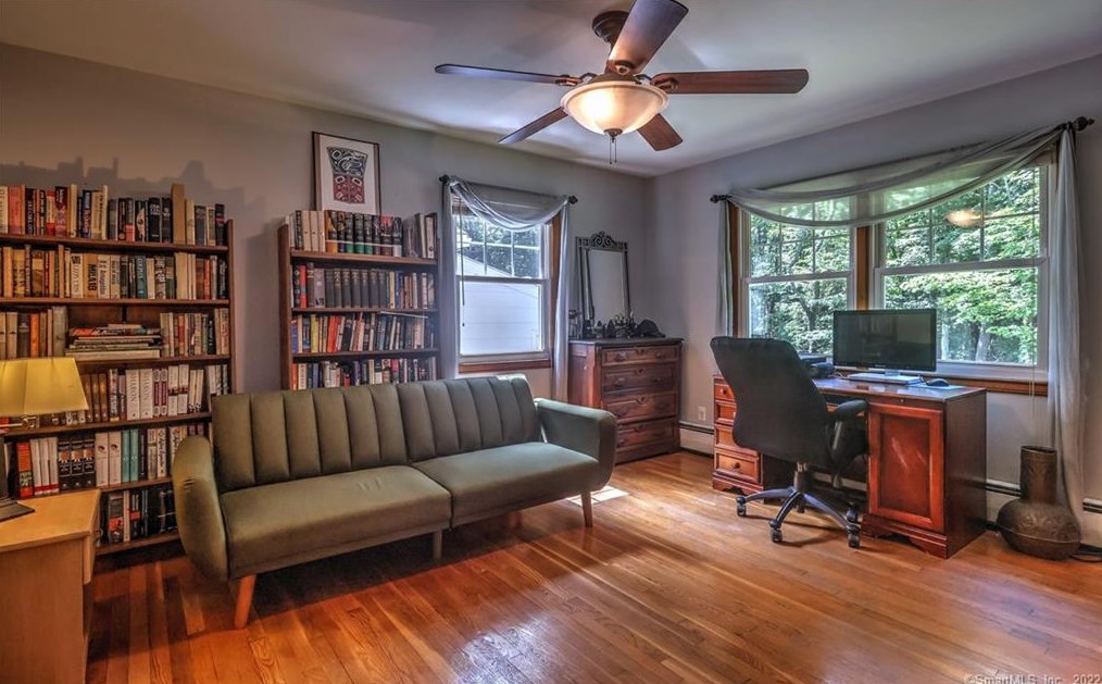 37 Acorn Hl Rd, New Haven CT 06525-1019 exterior