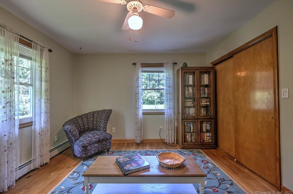 37 Acorn Hl Rd, New Haven CT 06525-1019 exterior