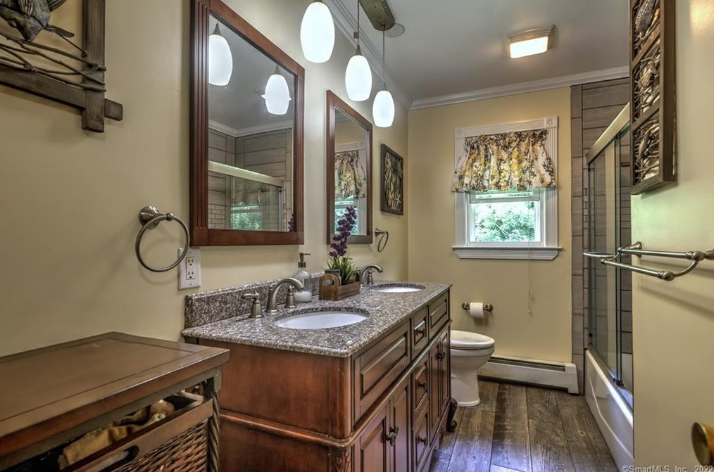 37 Acorn Hl Rd, New Haven CT 06525-1019 exterior