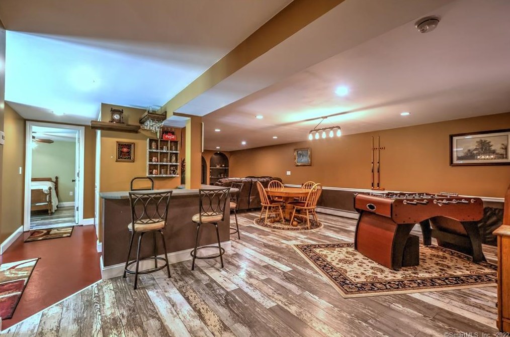 37 Acorn Hl Rd, New Haven CT 06525-1019 exterior