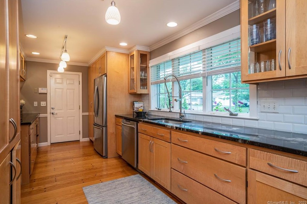 85 Brainard Rd, Hartford CT 06114-1601 exterior