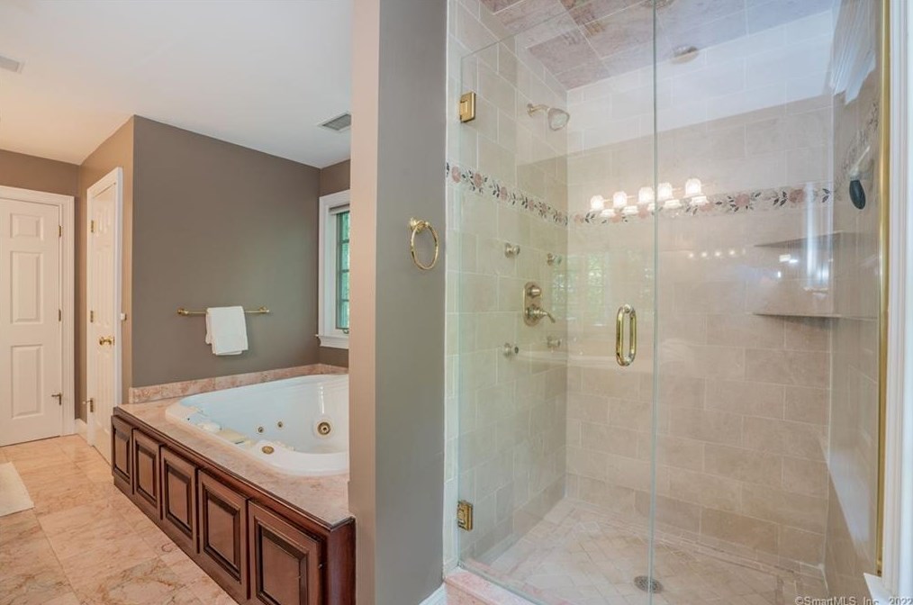 41 Brian Ln, Avon CT 06001-3530 exterior