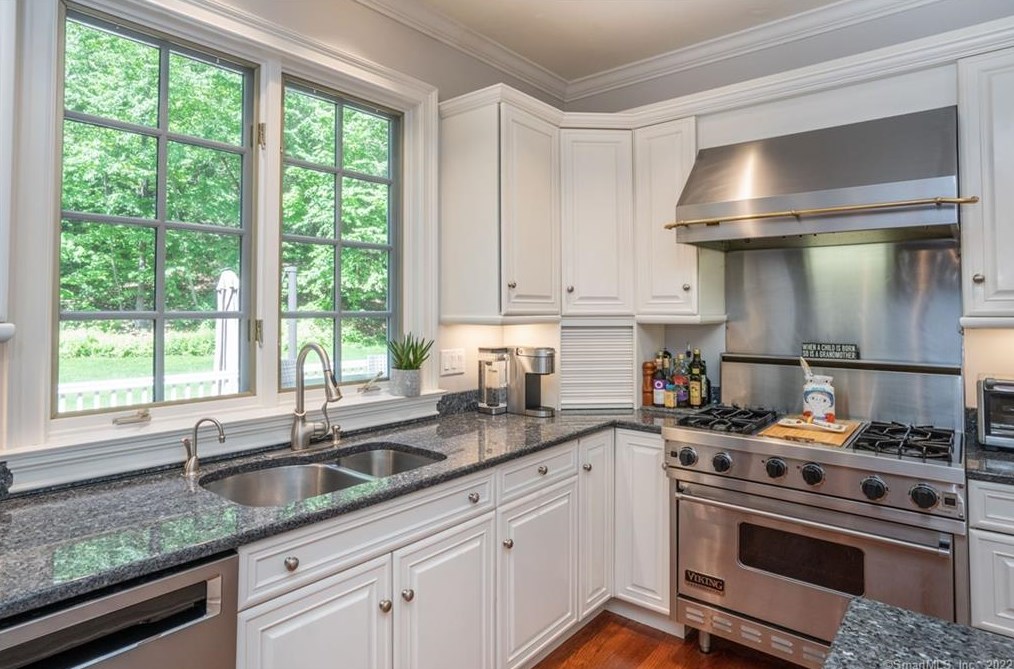 41 Brian Ln, Avon CT 06001-3530 exterior