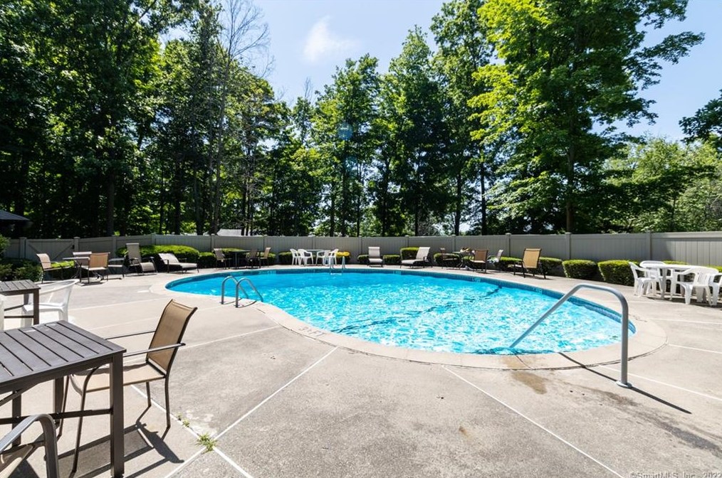 16 Country Squire Dr, Cromwell CT  06416-4510 exterior