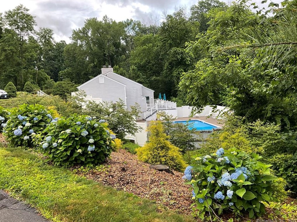 19 Brookwood Dr, Rocky Hill CT  06067-2733 exterior