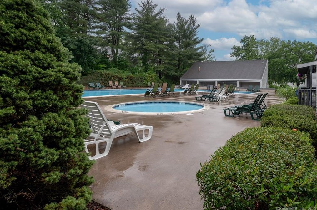 11 Sunridge Ln, Cromwell CT  06416-2506 exterior