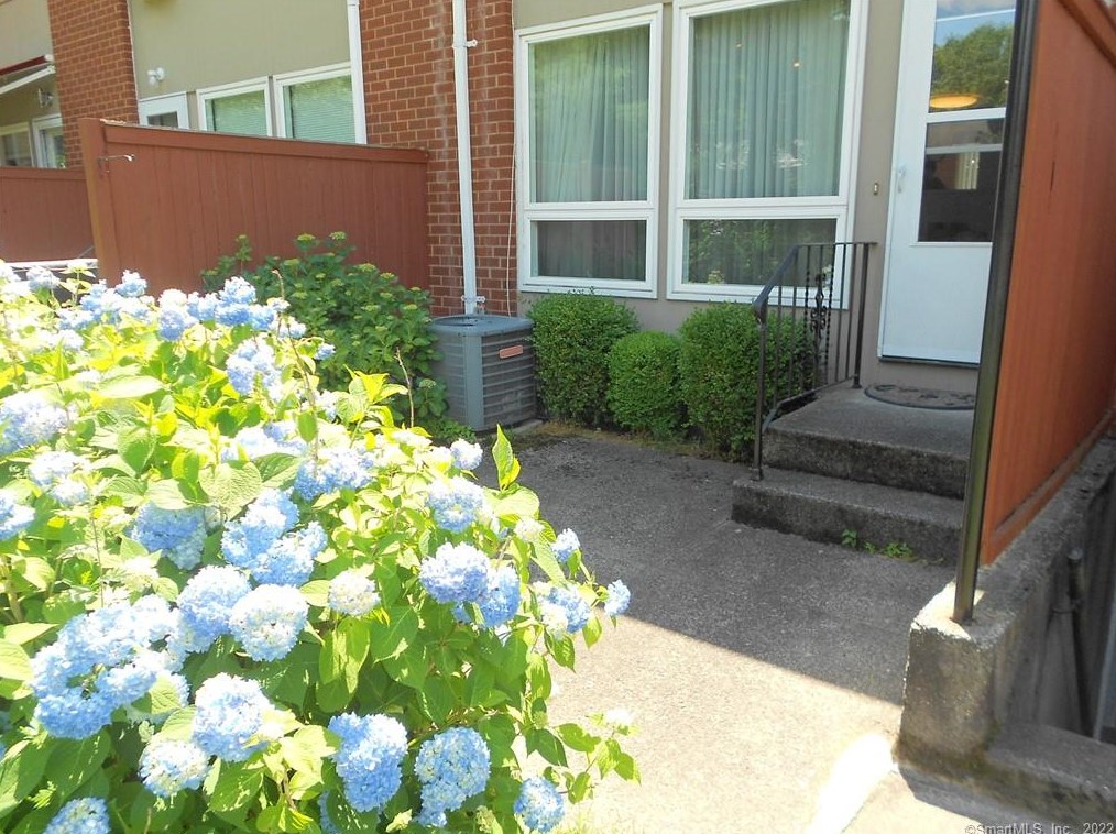 148 Centerbrook Rd, New Haven CT  06518-3402 exterior