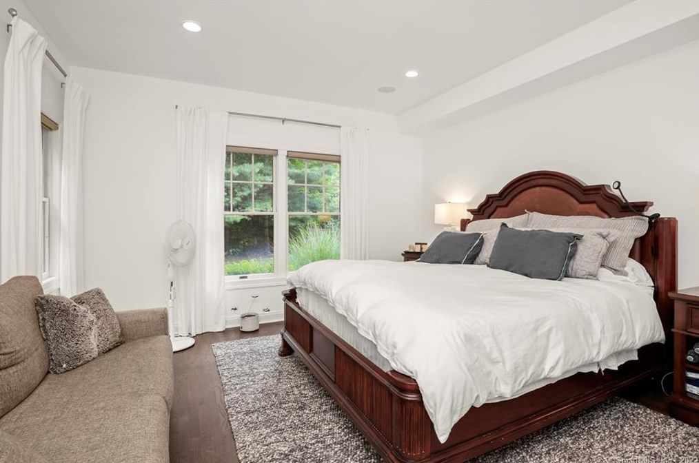 8 Smoke Hill Dr, Stamford, CT 06903