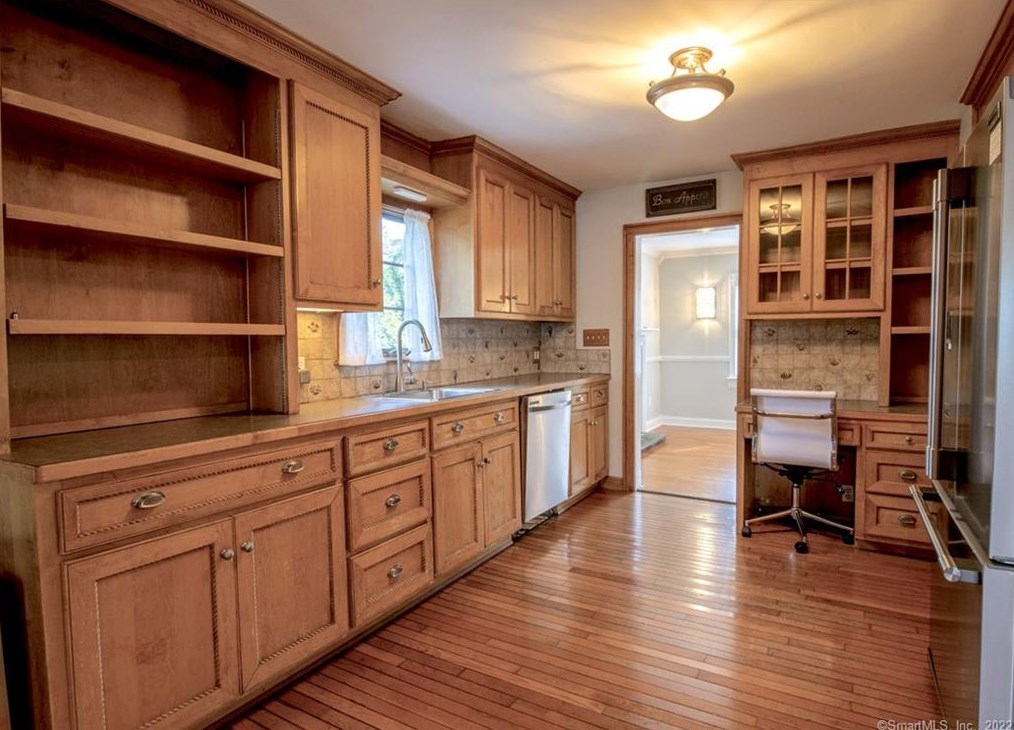 28 Mona Ter, Fairfield CT  06824-6422 exterior