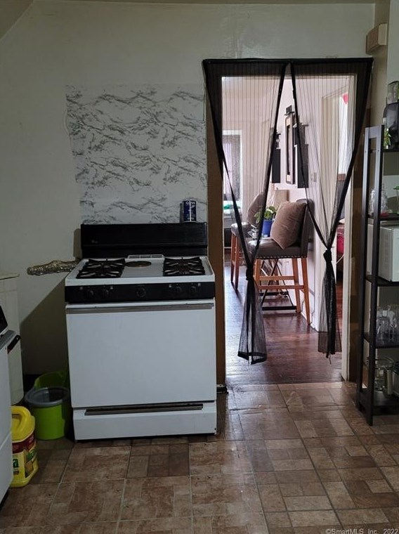 51 St, Hartford CT 06114-2642 exterior