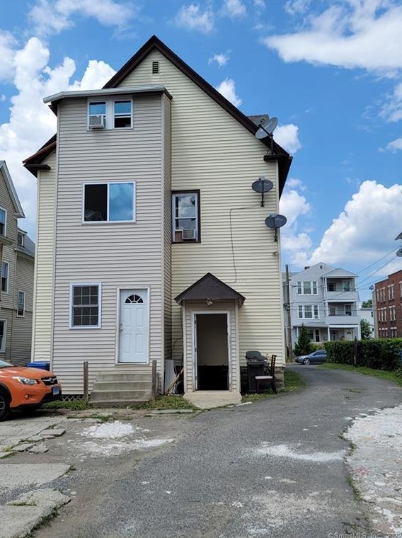 51 St, Hartford CT 06114-2642 exterior