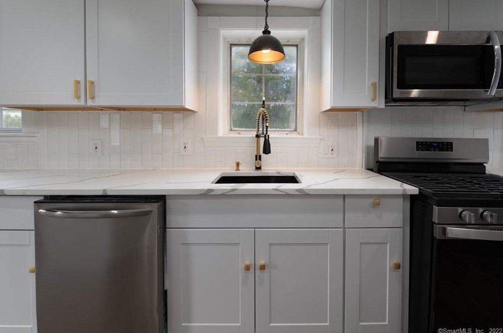 17 Pleasant St, Cromwell CT  06416-2323 exterior