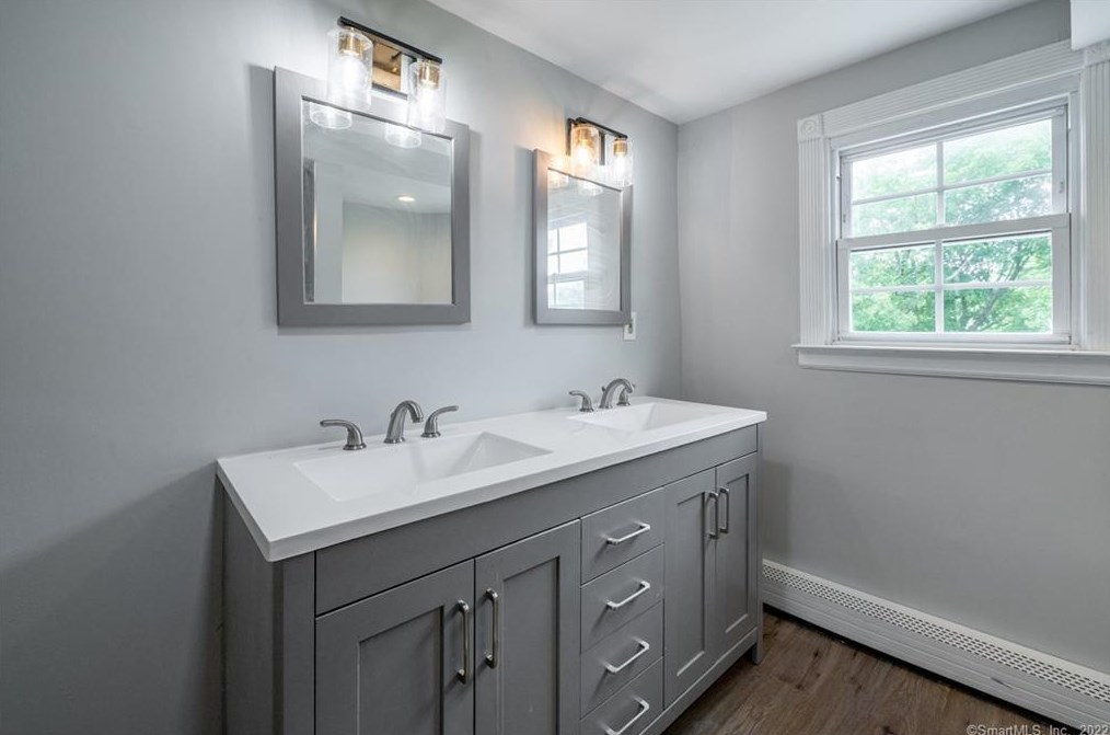 17 Pleasant St, Cromwell CT  06416-2323 exterior
