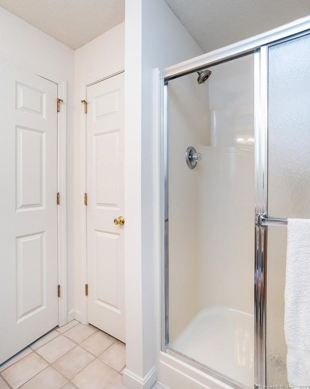 8 Dara Ln, Suffield CT 06078-2370 exterior