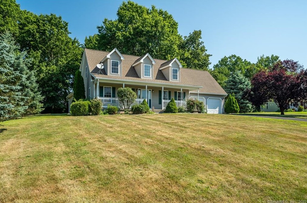 8 Dara Ln, Suffield CT 06078-2370 exterior