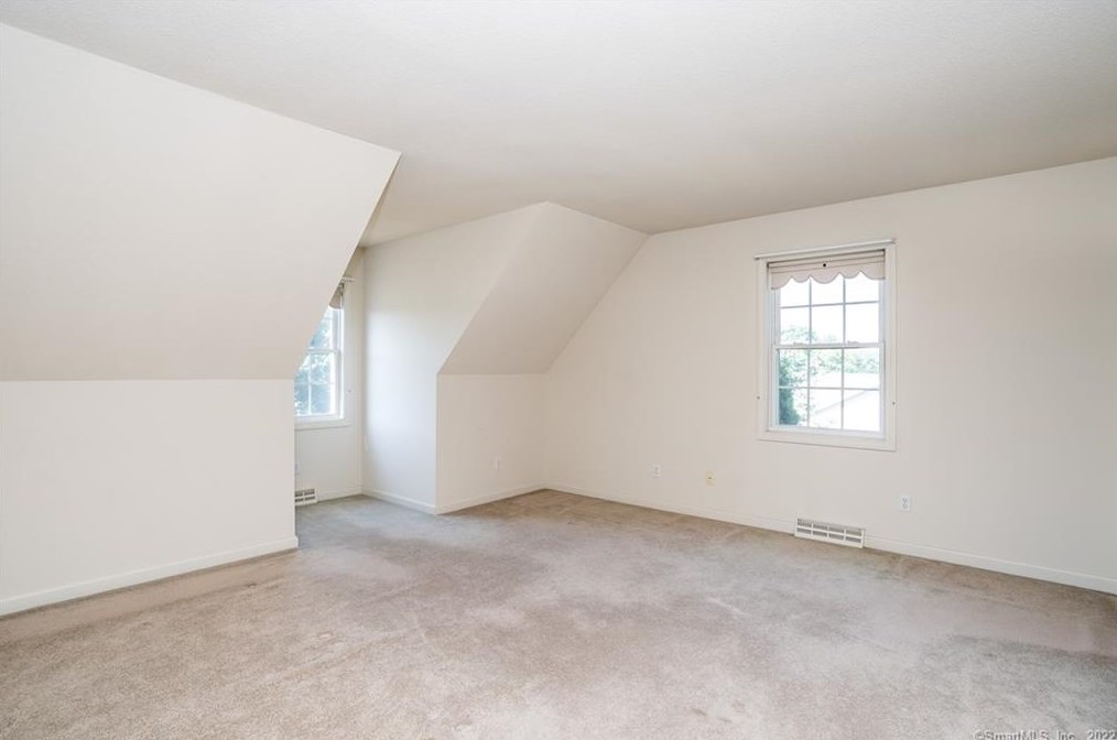 8 Dara Ln, Suffield CT 06078-2370 exterior