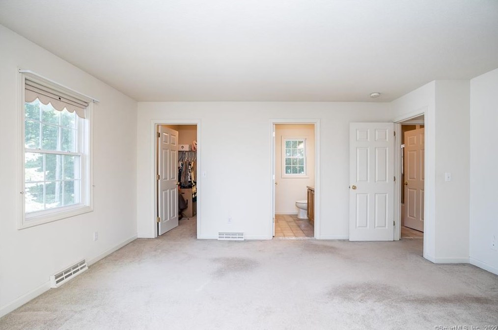 8 Dara Ln, Suffield CT 06078-2370 exterior