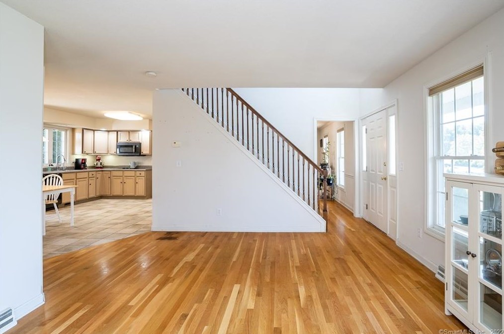 8 Dara Ln, Suffield CT 06078-2370 exterior